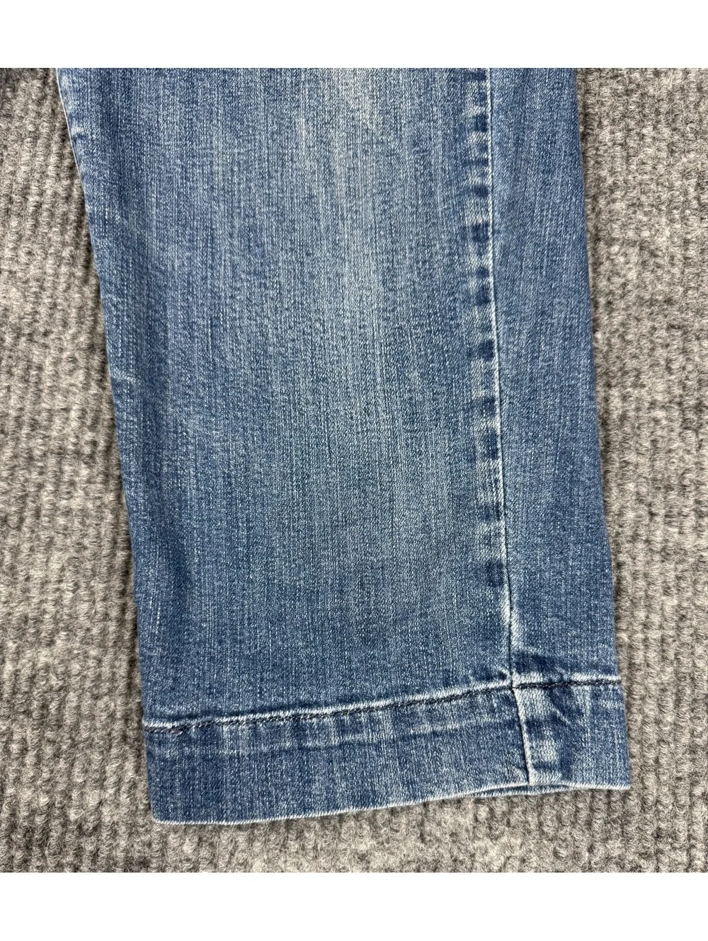 Levi’s 545 Women’s Capri Jeans Size 8 Medium Wash Stretch Denim